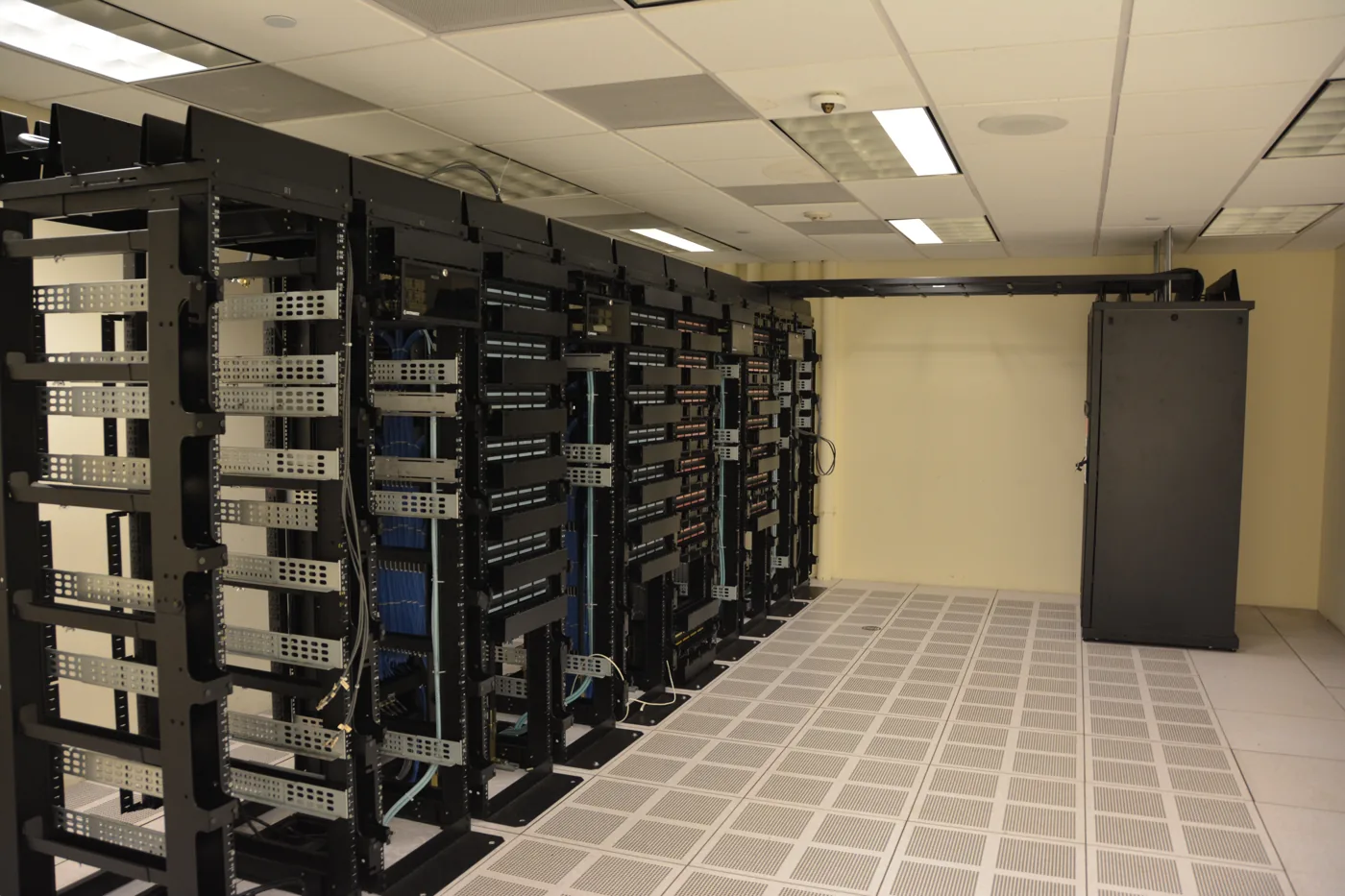 Datacenter server racks representing VPS stability for DIABLO EA MT5