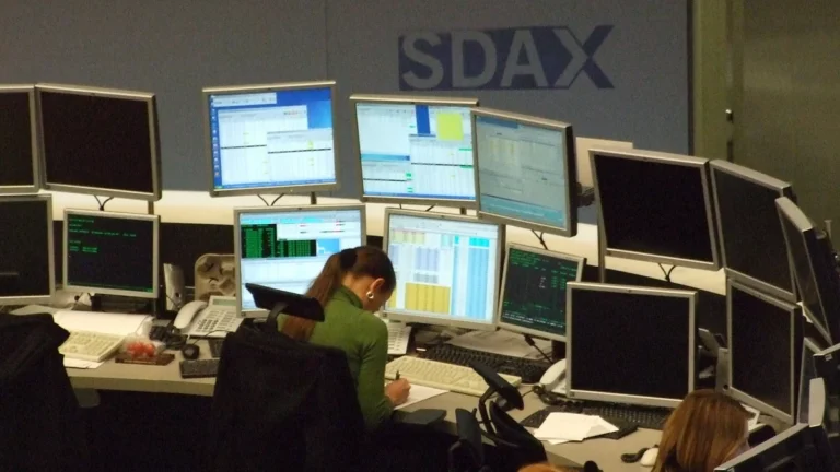 Real trading desk with market monitors for choosing forex robots and expert advisors